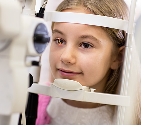 Centro oftalmológico Bogotá, niña sometiéndose a estudios de vista