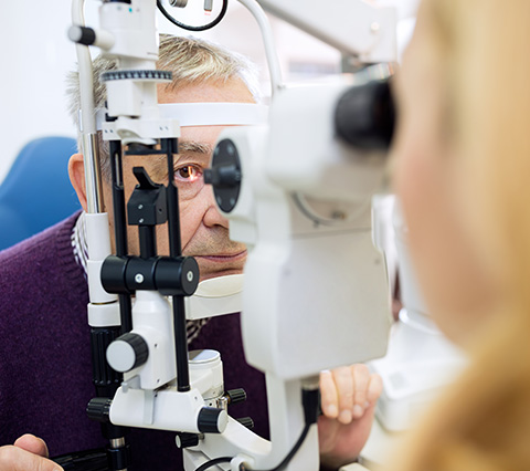 Señor haciéndose exámenes en la clínica oftalmológica Bogotá