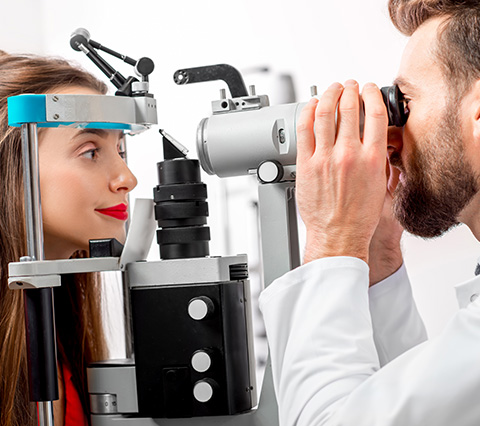 Joven practicándose un examen de optometría en Bogotá