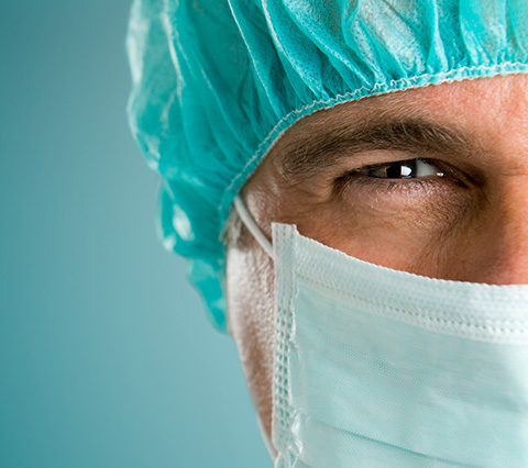 Acuda a los expertos ante las urgencias oftalmológicas en Bogotá Médico sonriendo, urgencias oftalmológicas Bogotá