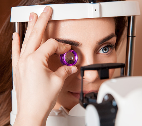 Cirugía oftalmológica en Bogotá, mujer sometida a examen de vista