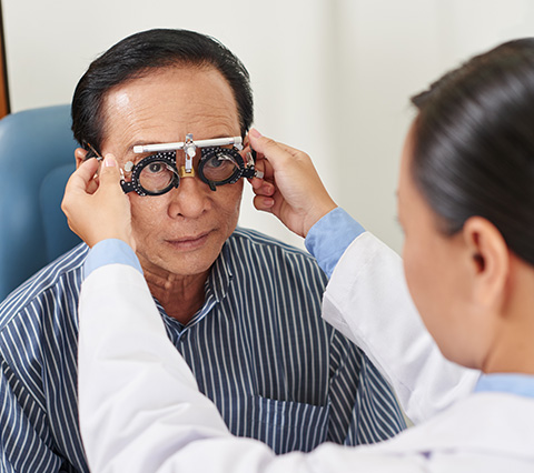 Consulta oftalmológica en Bogotá, hombre siendo revisado por oftalmóloga